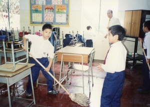 Students of Chi Lin Primary School participated in a “Cleaning the Classrooms” event held between 1970s and 1980s