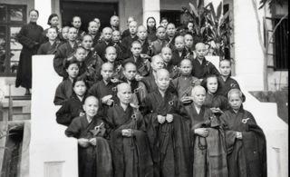 Ven. Foon Wai (front row, center) and the monastics of Chi Lin.