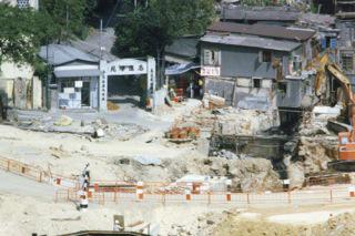 Under the Government's urban renewal plan in 1980s, the squatter and huts around Chi Lin Nunnery were demolished for the construction of roads and gardens