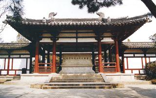  “Monument of Master Jianzhen of the Tang Dynasty” at the front of the Memorial Hall was inscribed by Guo Moruo.
