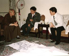 Exchanges of knowledge between Ven. Wang Fun, Mr. Luo Zhewen (middle) and Mr. Huang Kezhong (right) on ancient Chinese timber architecture