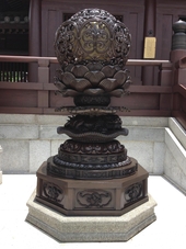 Bronze Buddhist lamp in front of Shan Men (main entrance gateway)