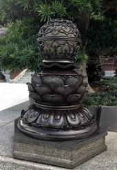 Bronze Buddhist lamp in front of Shan Men

