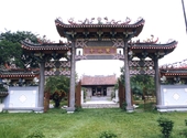 Main gate pailou of Lian Shan Shuang Lin Monastery, Singapore