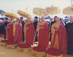 Ven. Kok Kwong (middle), Ven. Sing Yat (left 2), Ven. Wing Sing (right 2), Ven. Yung Ling (left 1) and Ven. Song Chun (right 1) were invited to officiate at the Purification Ceremony