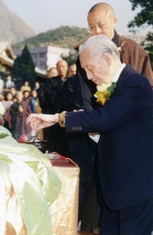Mr. Zhao Pochu offered incense in the Groundbreaking Ceremony.